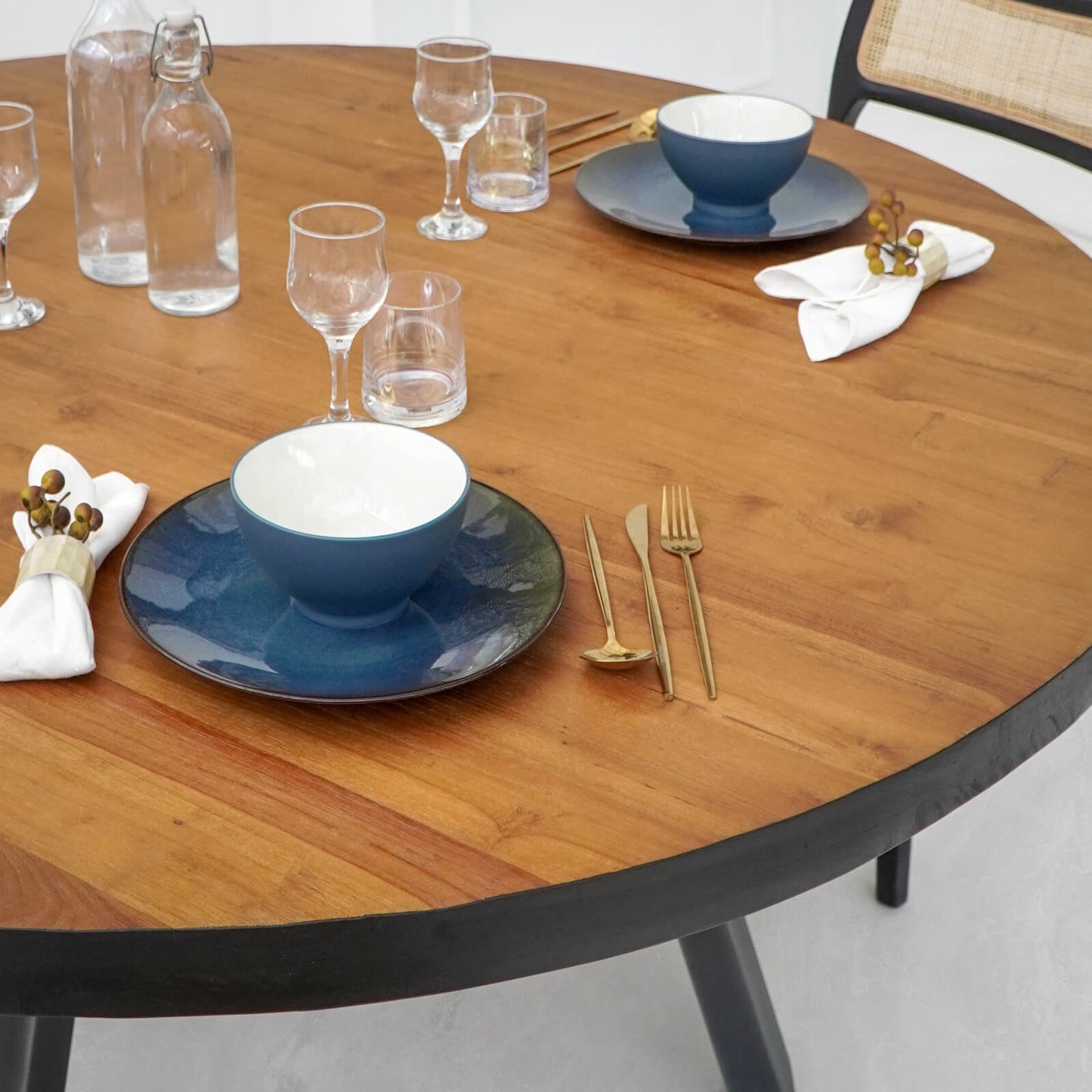 Country Round Table With 3 Legs