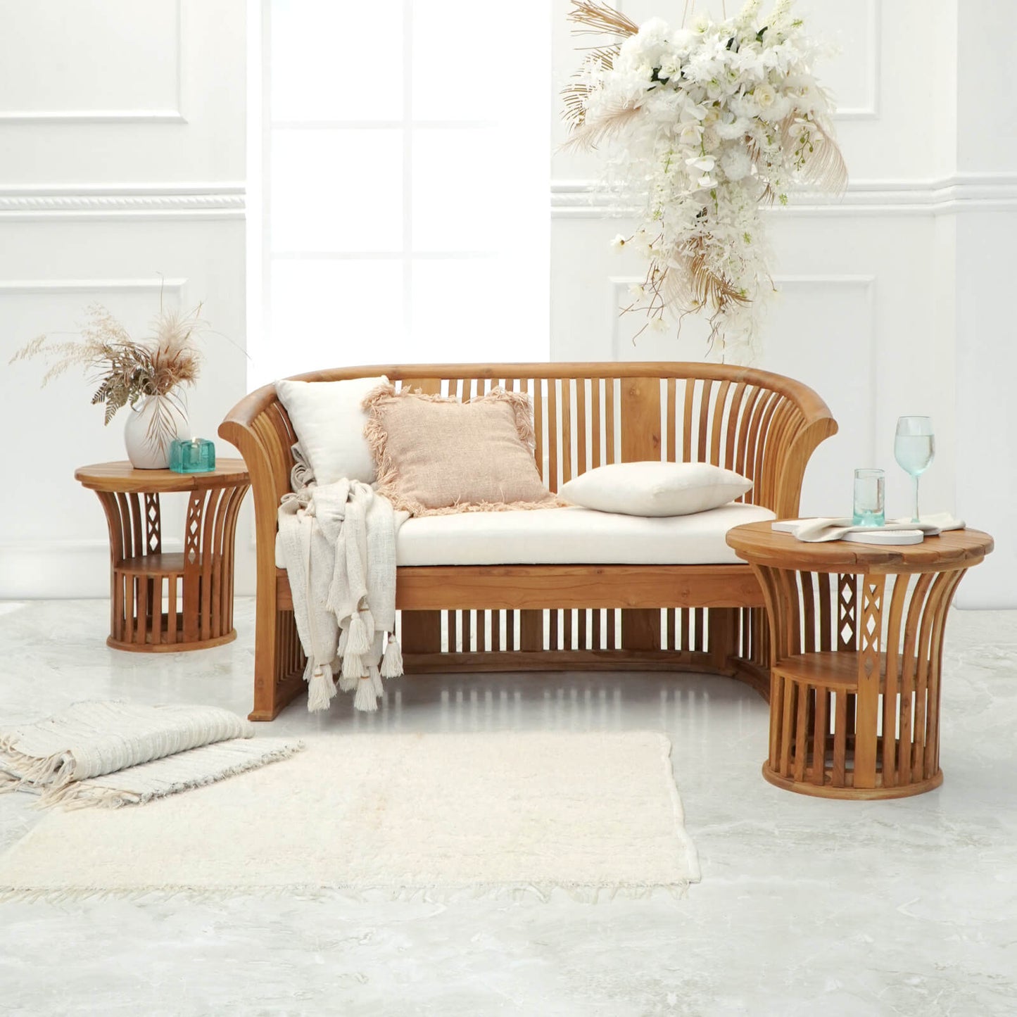 Piccadilly Sofa 2-Seaters With White Seat Cushion And Two White Pillows
