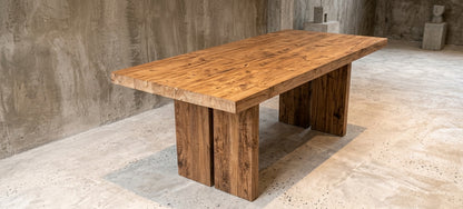 Teak dining table Raja – boho furniture handcrafted in Bali by BaliSouk (vue 3)
