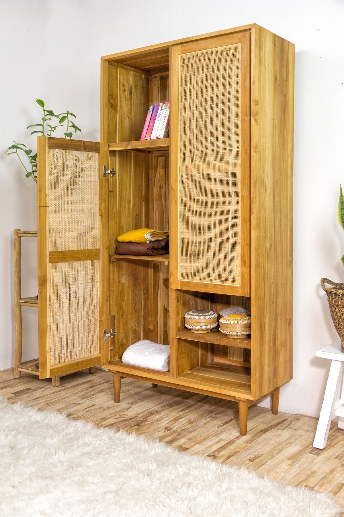 Chapung Eiffel Wardrobe