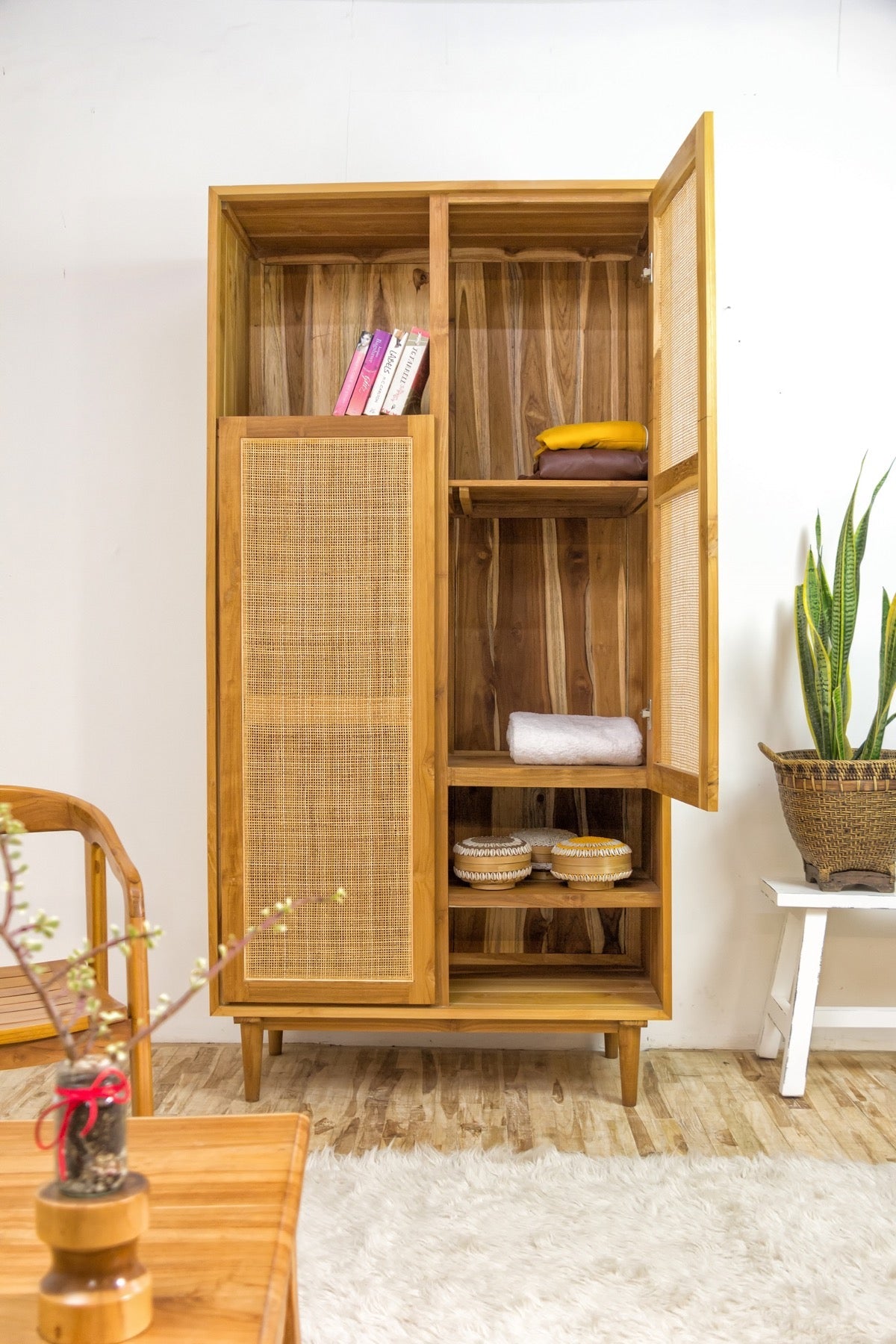 Chapung Eiffel Wardrobe