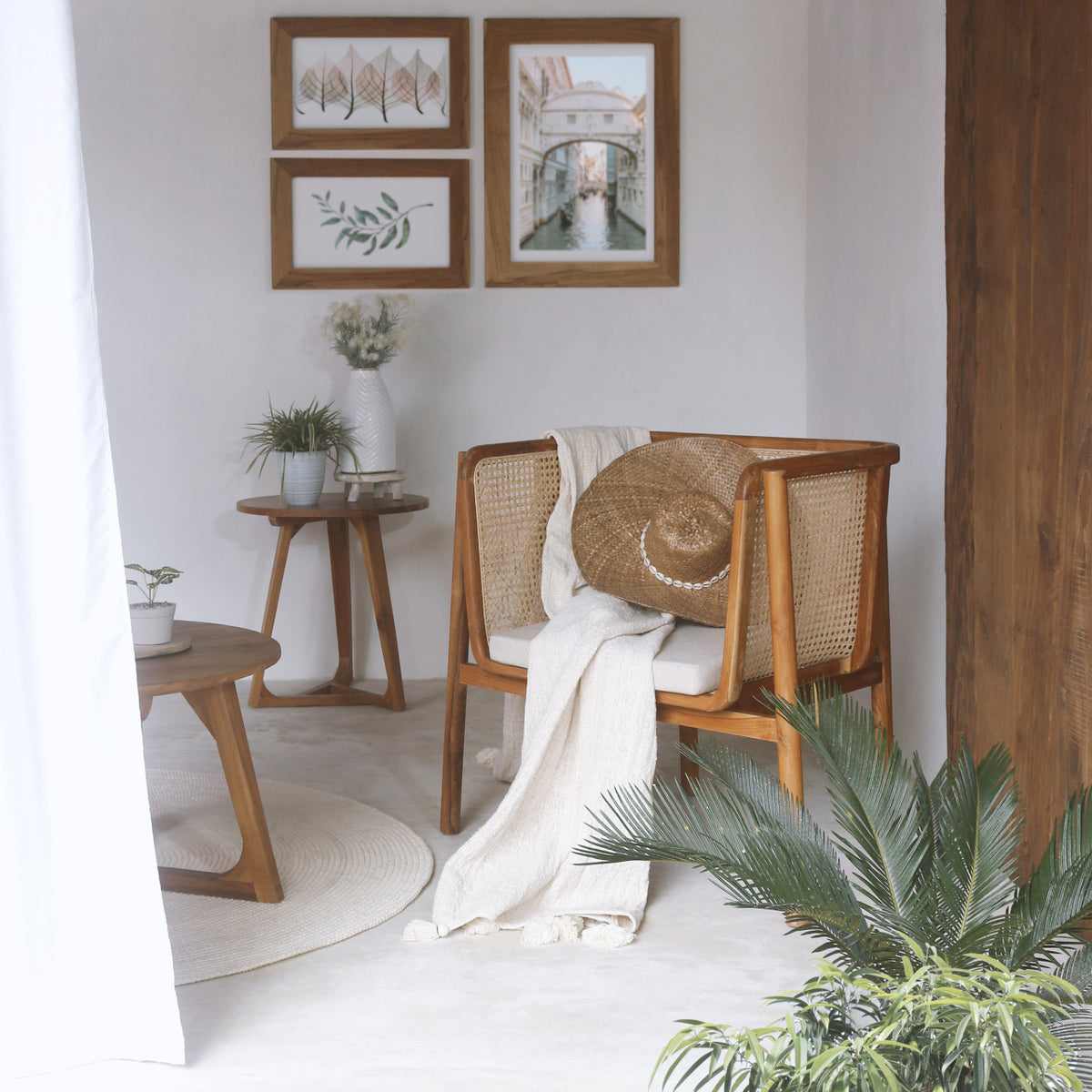 Pandawa Single Sofa With White Seat Cushion