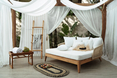 Lucia Daybed Including Off White Cushion And 10 Pillows