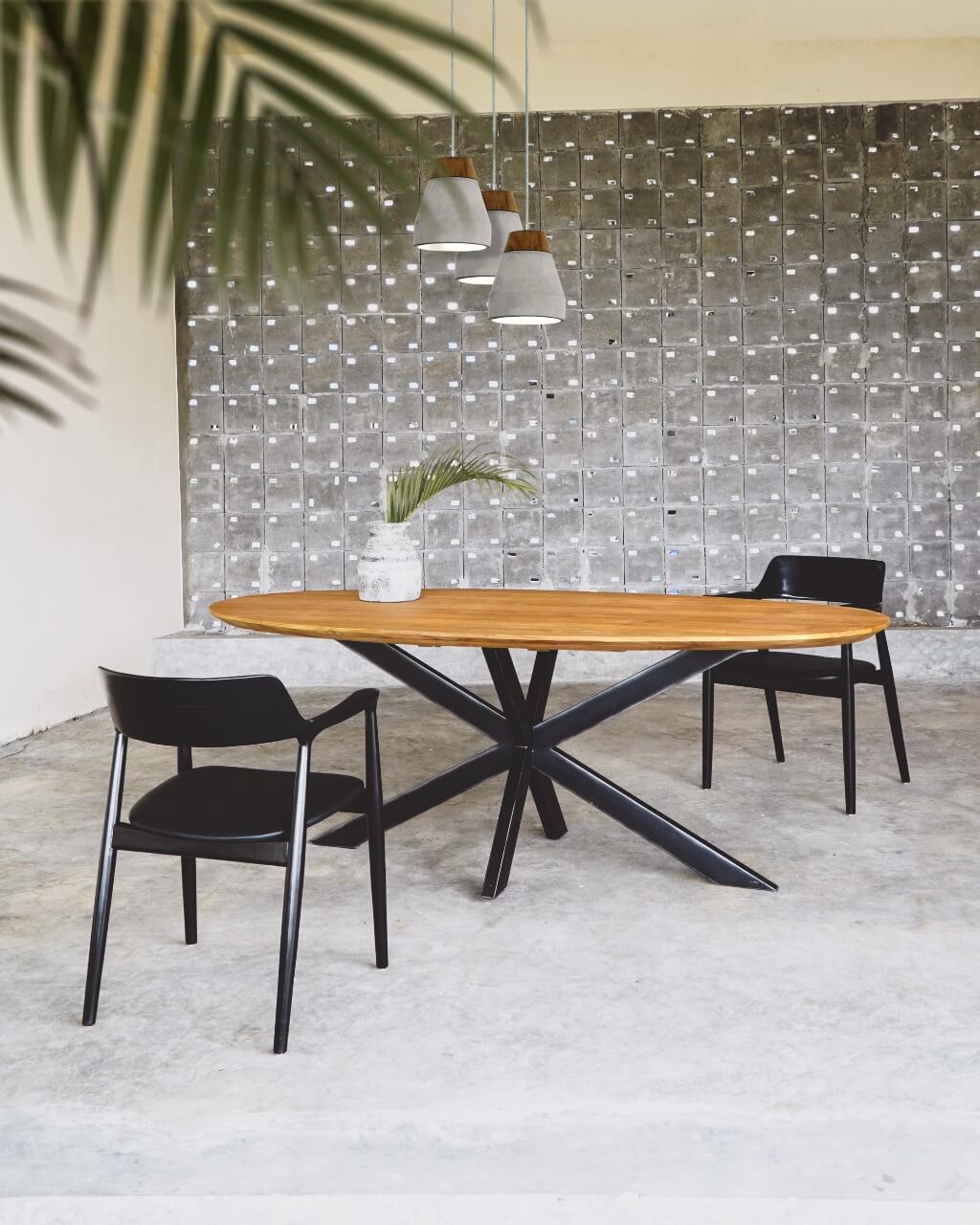 Diamente  Oval Table With Spider Leg