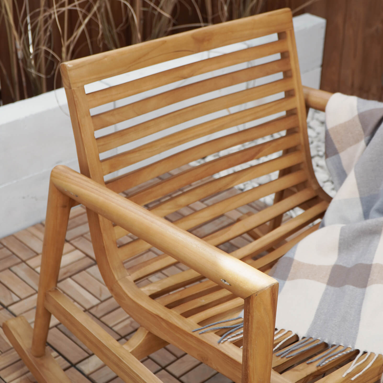 Bali Furniture – Dover Rocking Rounded Armchair With White Seat Cushion
