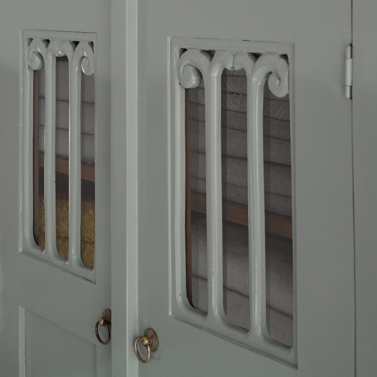 Sander Cabinet With Four Shelve, Key And Holder Inside