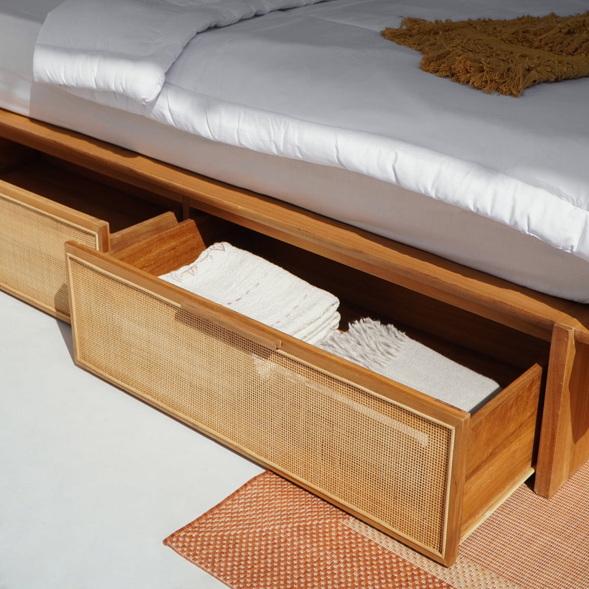Horison Queen Bed