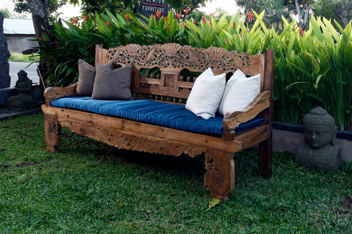 Royal sofa in natural materials – handmade boho furniture from Bali