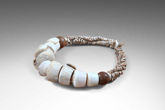 Boho shell necklace Tiko, Bali accessory with a tropical character
