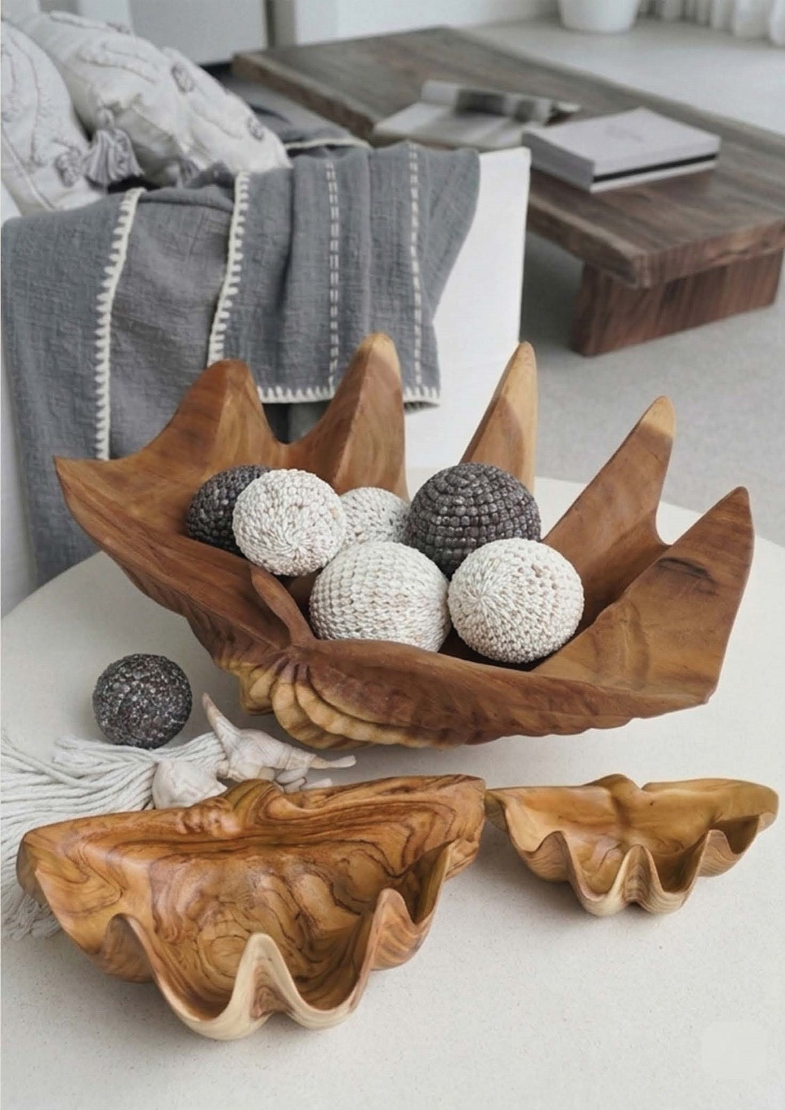 The Suar Shell decorative stand – natural materials, boho decor handmade in Bali