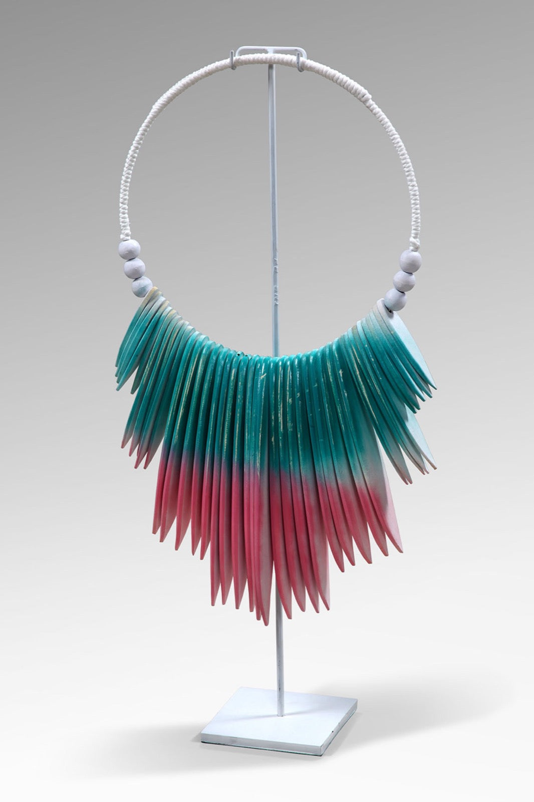 Albasia wood decorative stand – Delahoya Necklace – boho decor handmade in Bali by BaliSouk