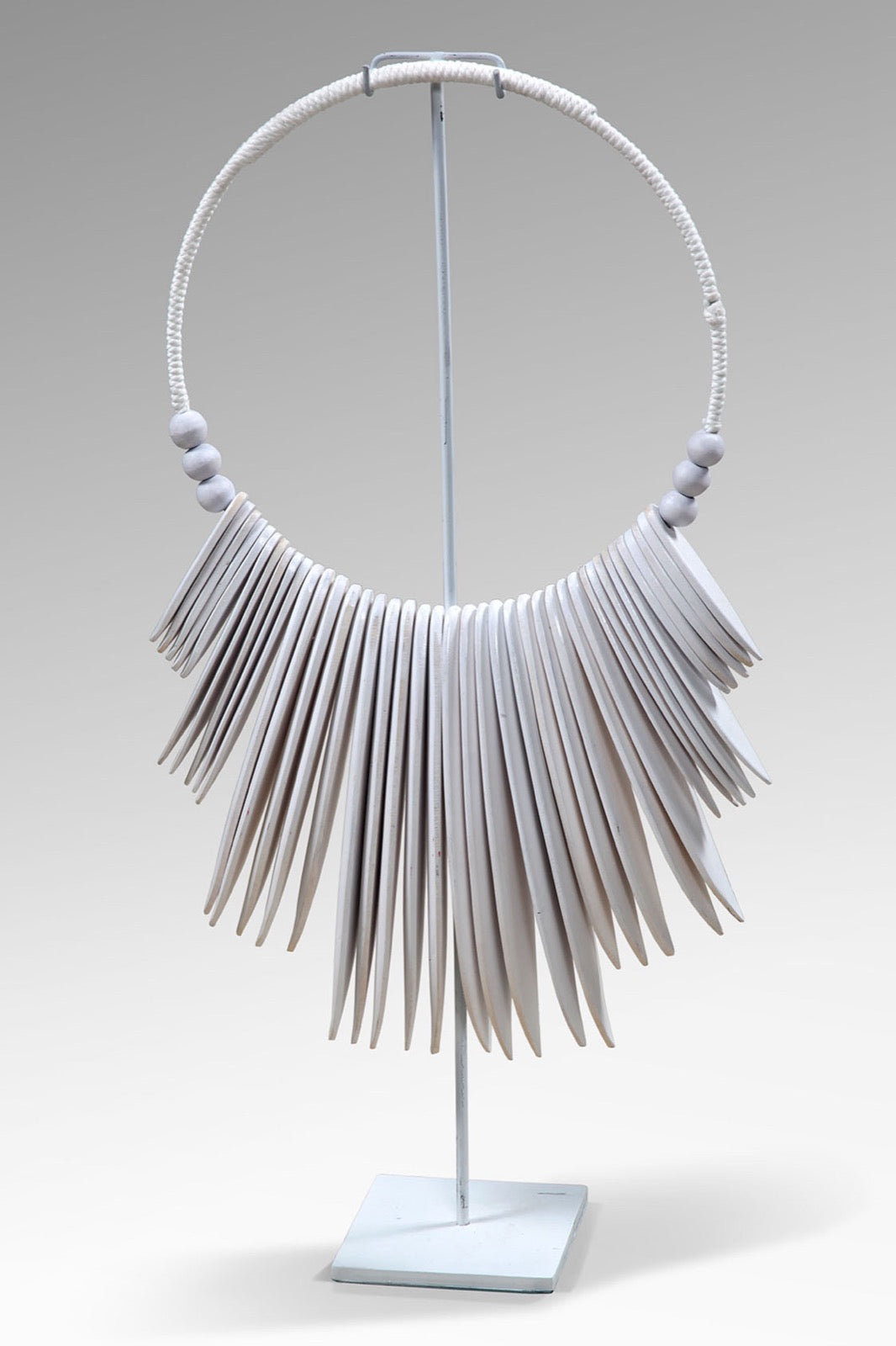 Albasia wood decorative stand – Delahoya Necklace, natural natural materials in boho style