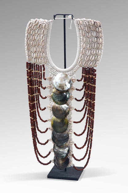 Gayo Necklace decorative stand in natural materials – handmade boho decor from Bali