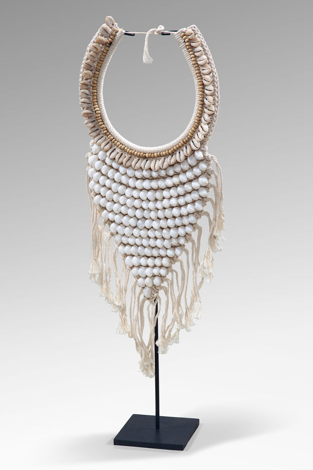 Shell decorative stand Gayo Necklace – boho decor, handwoven and handmade in Bali