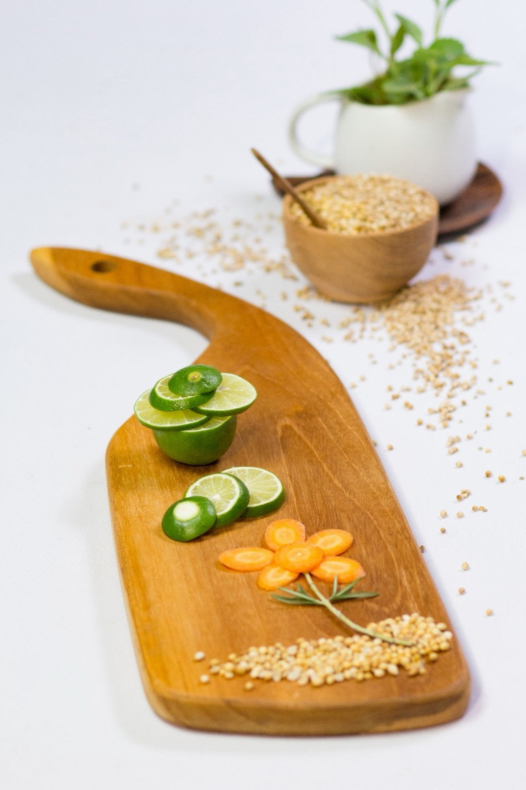 Cutting board in natural materials – boho decor by BaliSouk