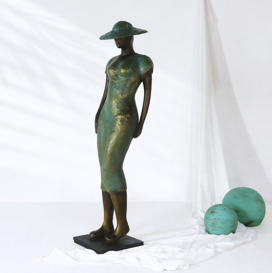 Boho resin sculpture Fashionable Lady with hat, handcrafted in Bali