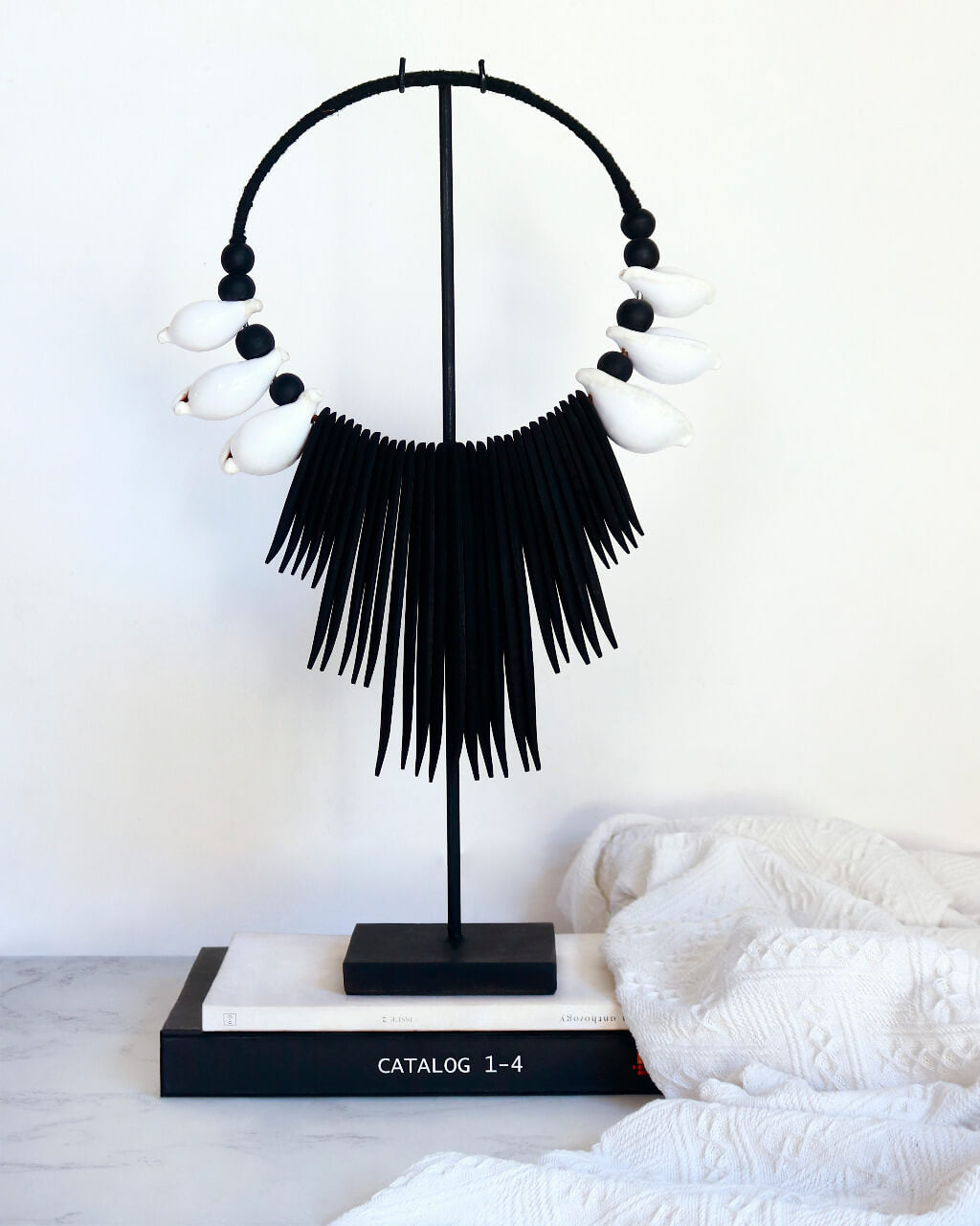 Delahoya Necklace With Stand