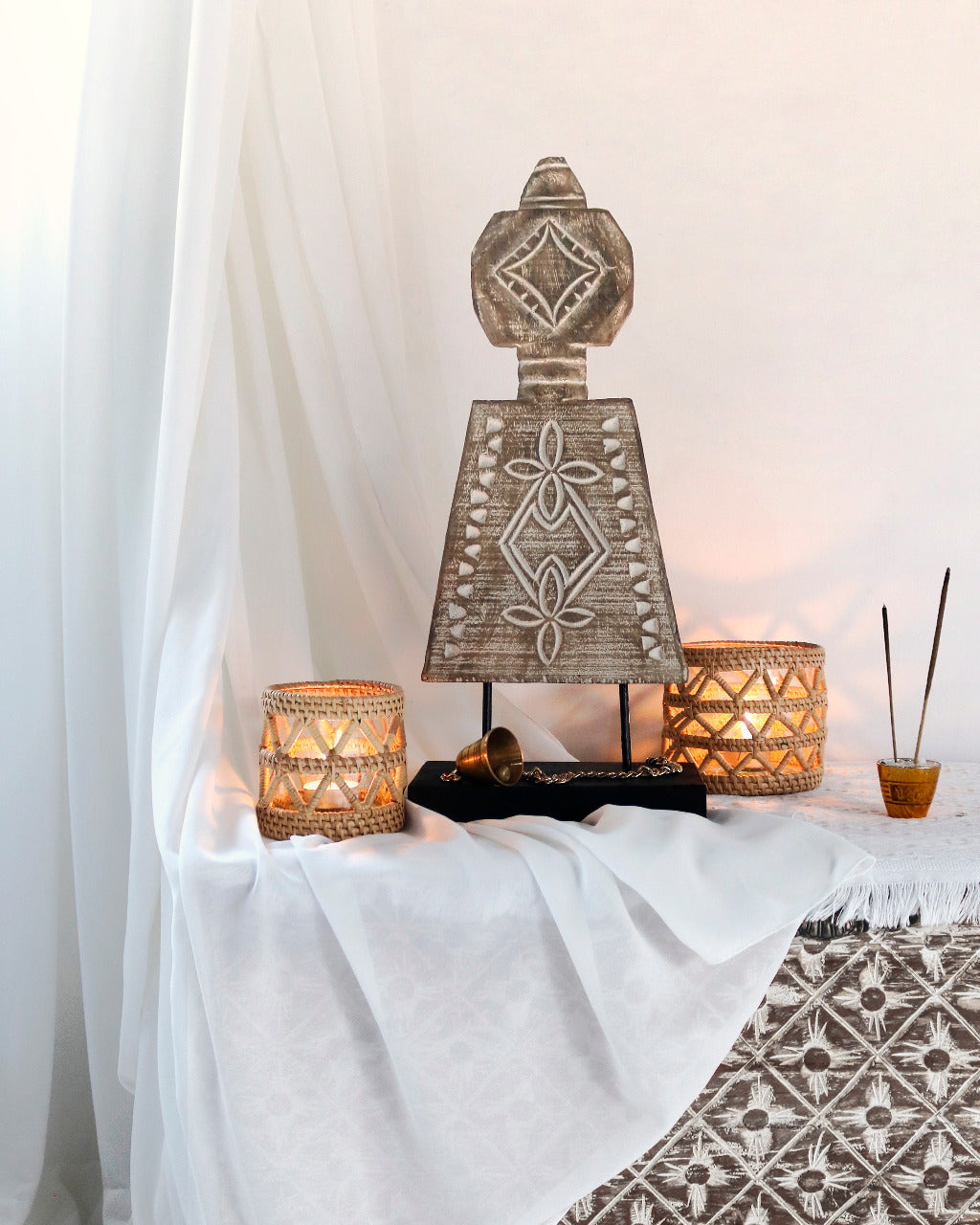Suar wood decorative stand Chandra – boho decor, handwoven and handmade in Bali