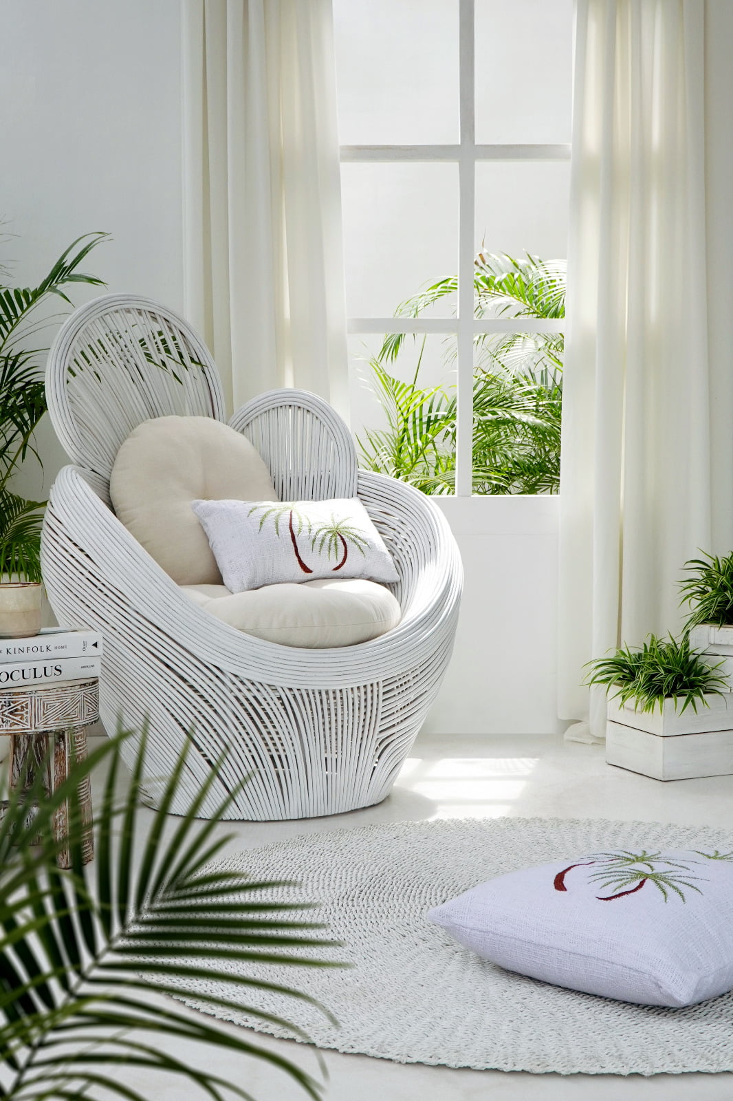 Tulipan Chair With White Cushion Set