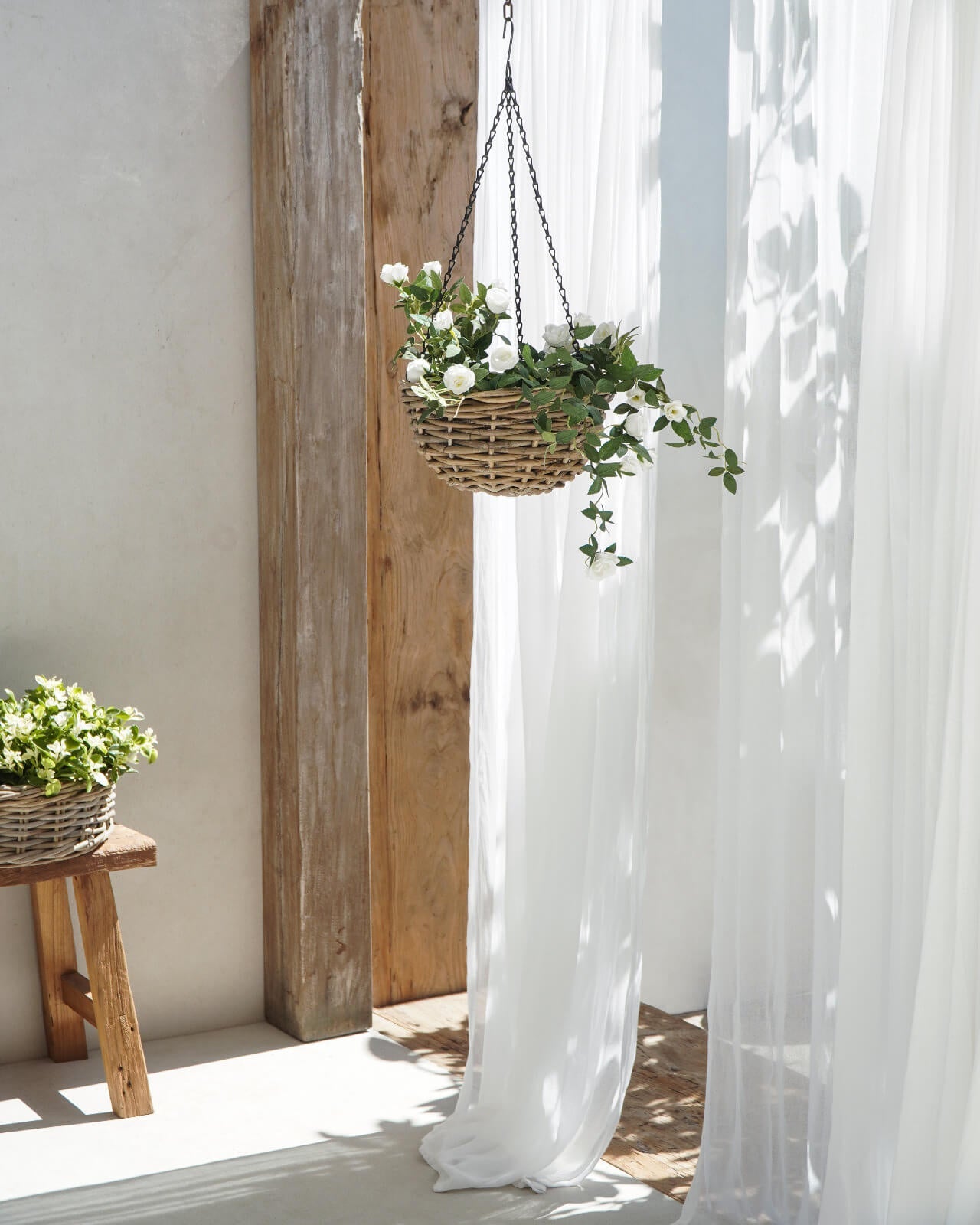 Oliver Hanging Basket With Plastic