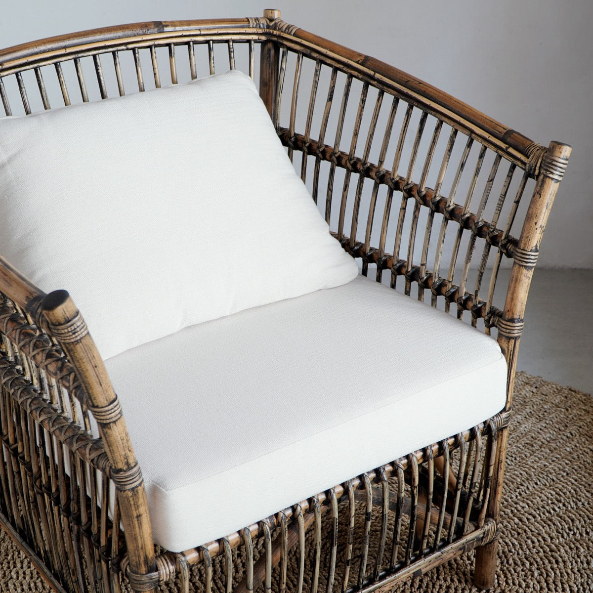 Bali Furniture – Harvey Lounge Chair With White Cushion Set