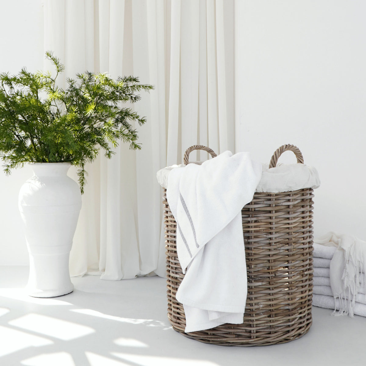 Athena basket in natural materials – handmade boho decor from Bali