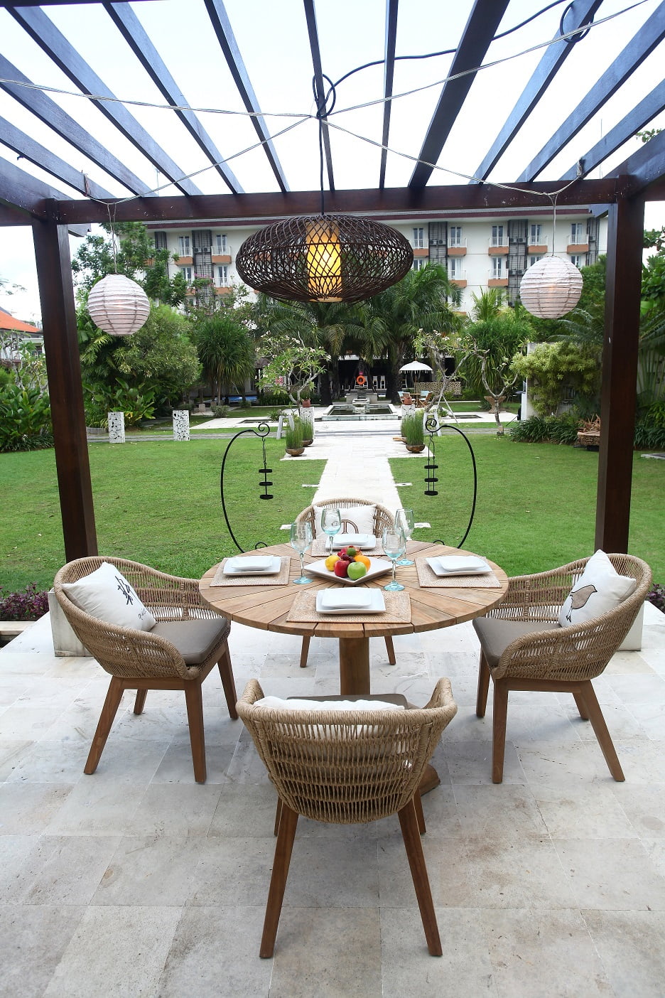 Amora Round Table