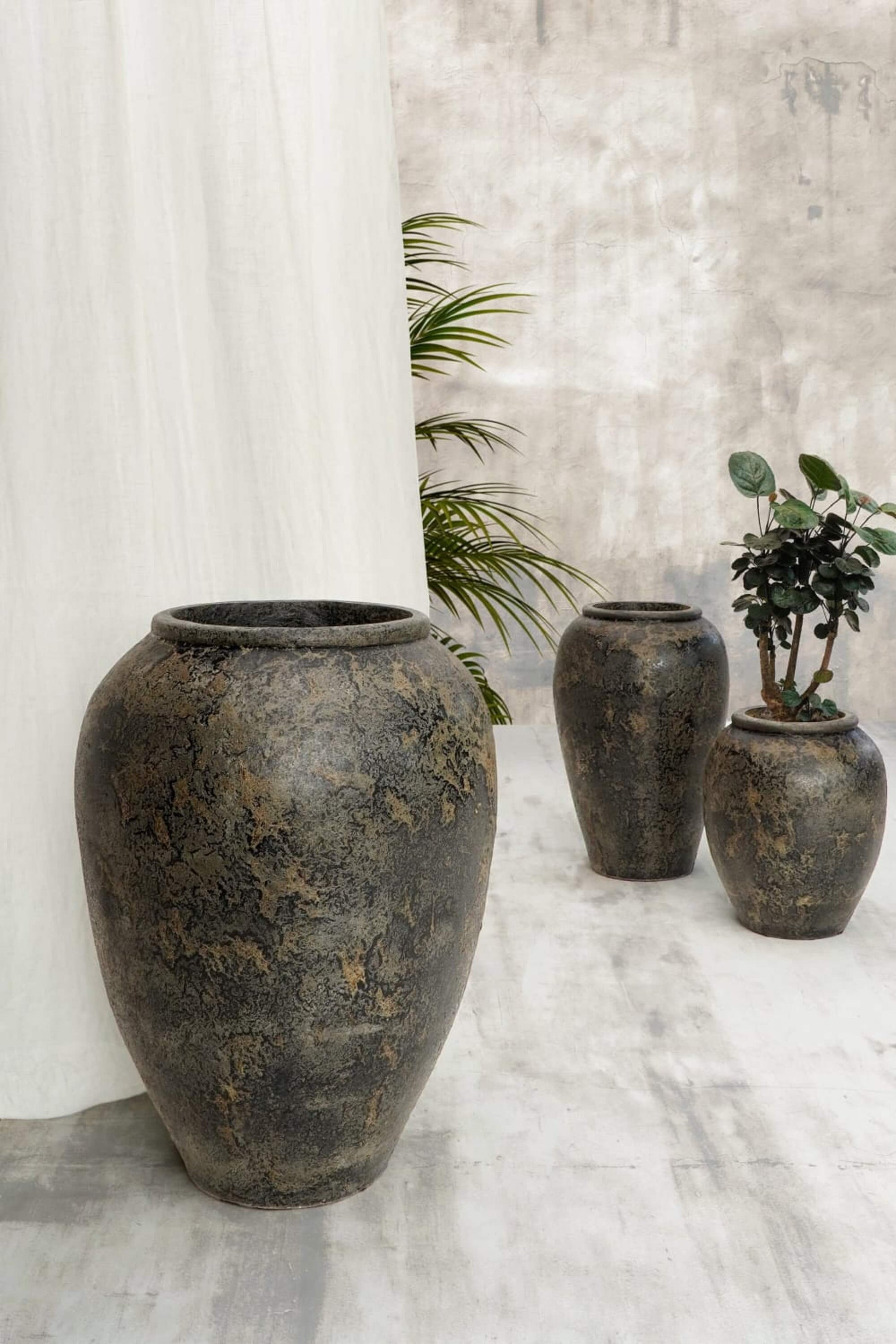 Bali Furniture – Sparta Round Neck Round Vase Deco - Small