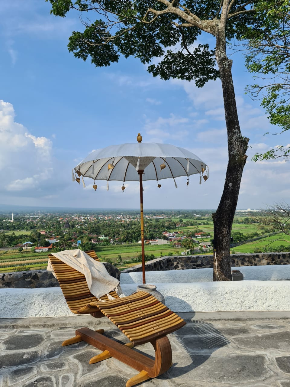 Sungkai wood sun lounger Earo – boho furniture, handwoven and handmade in Bali