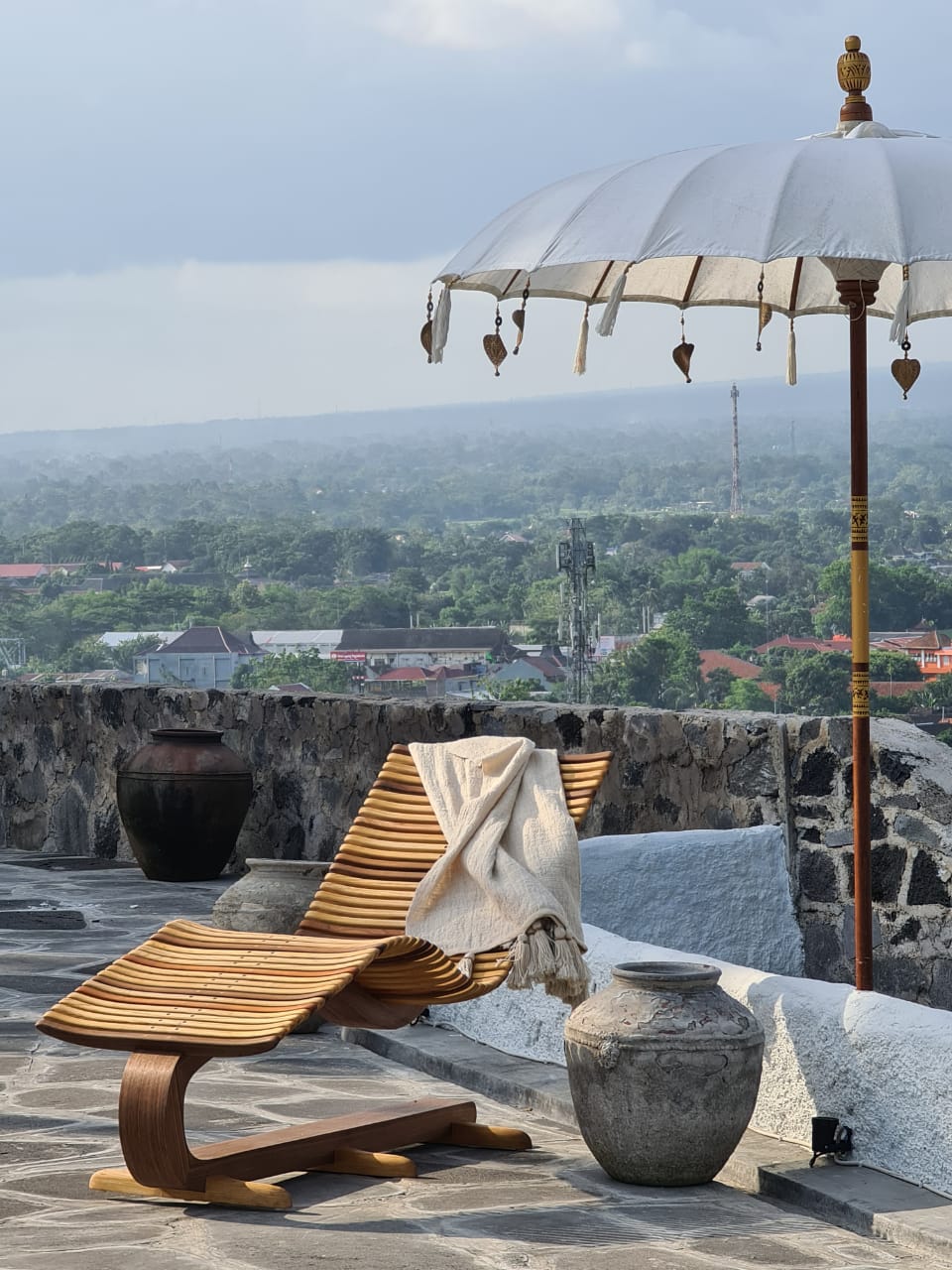 Sungkai wood sun lounger Earo – handmade in Bali, boho style