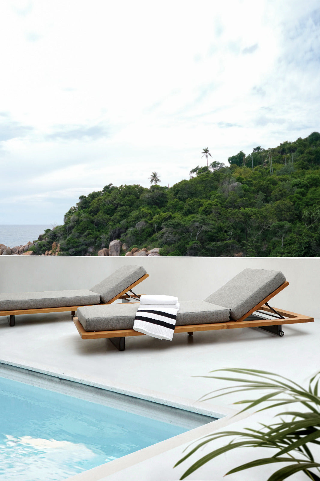 Teak sun lounger Lazio – boho furniture handcrafted in Bali by BaliSouk