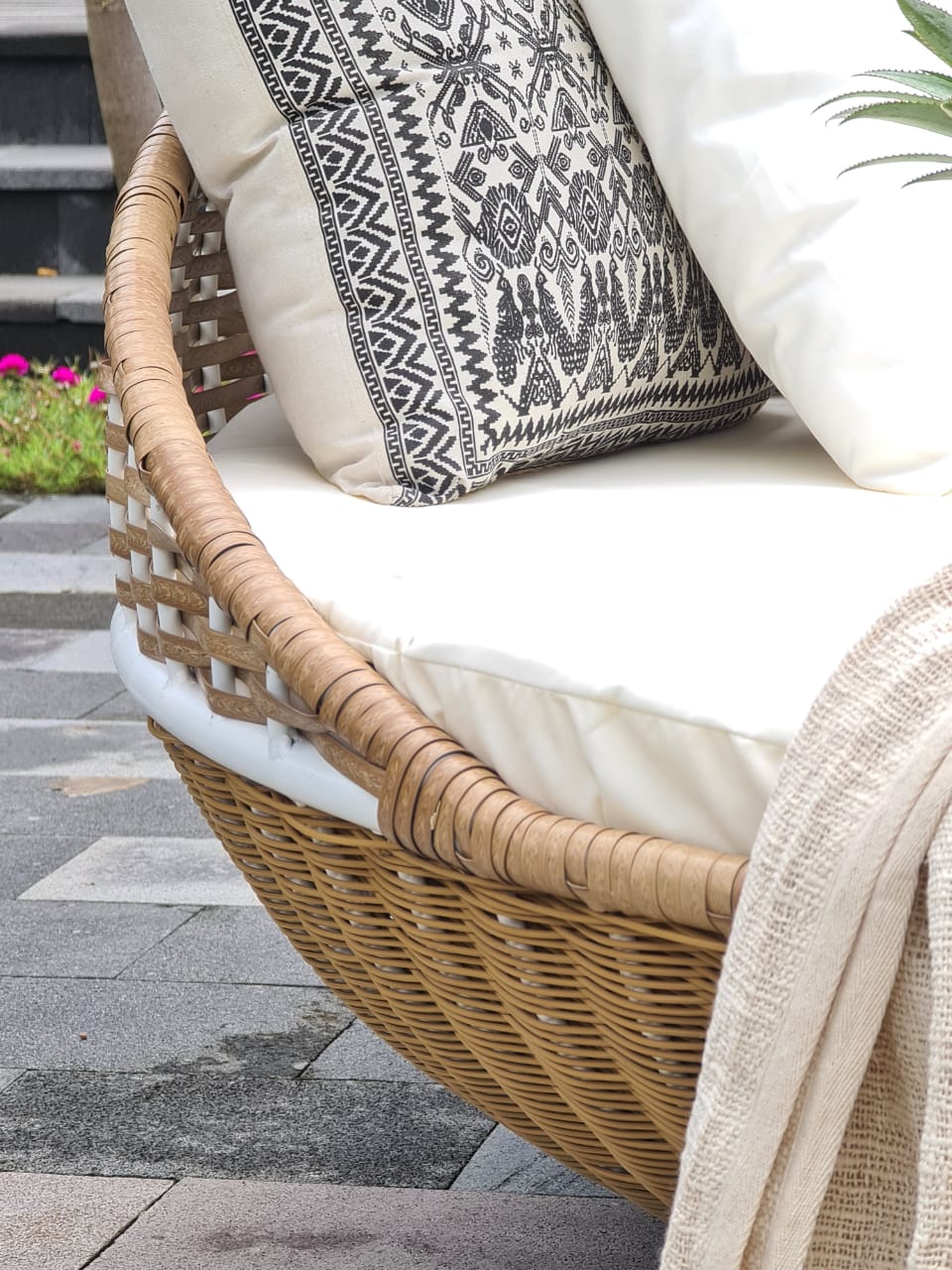 Synthetic rattan daybed Klomp – boho furniture, handwoven and handmade in Bali