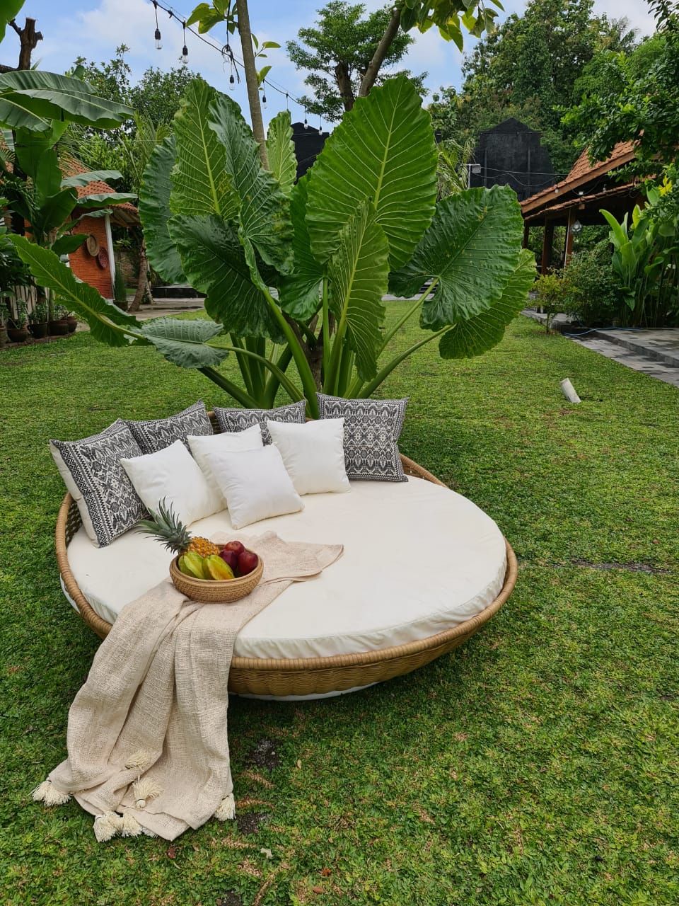 Synthetic rattan daybed Klomp – handmade in Bali, boho style